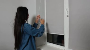 Evdeki pencere perdelerini açmak, basit günlük yaşam tarzı sahneleri..