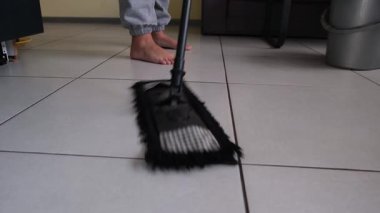 Yerleri paspasla temizleyin. Basit günlük yaşam tarzı..