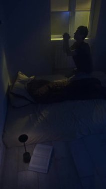 Karanlık uzayda kutsal bir ışıkla dua eden bir adamın silüeti. Yüksek kalite 4k görüntü