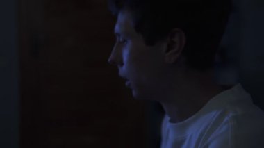 Adam gece aniden uyanıyor, hızlı nefes alıyor ve göğsünü tutuyor, anksiyete gösteriyor, mikro panik ve stres rüyası. Gece yarısı korkusu, travma sonrası stres bozukluğu ve rahatsız uyku konsepti..