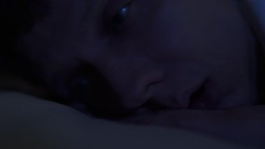 Adam aniden göğsünü tutarak uyanır, hızlı nefes alır ve karanlık yatak odasında kalp atışlarının hızlandığını hisseder. Stres, aşırı düşünme, uyku bozukluğu, sağlık endişesi.