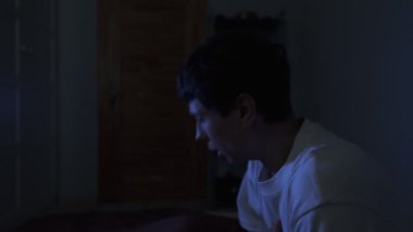 Adam aniden göğsünü tutarak uyanır, hızlı nefes alır ve karanlık yatak odasında kalp atışlarının hızlandığını hisseder. Stres, aşırı düşünme, uyku bozukluğu, sağlık endişesi.