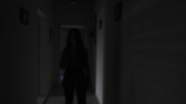 Bir kadın sessizce odadan çıkıyor ve karanlık bir koridorda gizli bir telefona cevap veriyor. Erkek arkadaşının onu duymadığından emin olmak için fısıldayıp etrafa bakıyor. Gizli ilişki, aldatma, gizlilik, yakalanma korkusu ve evde duygusal gerilim..