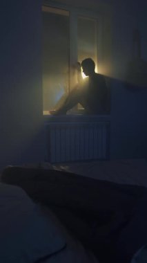 Geceleri uykusuzluk çeken yorgun bir adam. Kafası ellerde yerde oturuyor. Karanlık yatak odasında stres ve endişe içinde..