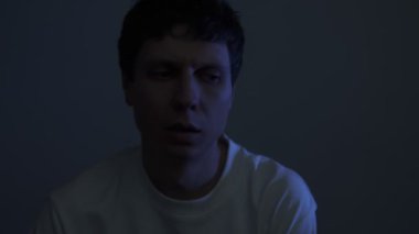 Travma sonrası stres bozukluğundan uyanan adam şok olmuş ve hızlı nefes alıyor. Gece terörü, travma hafızası, stres bozukluğu, akıl sağlığı konsepti.