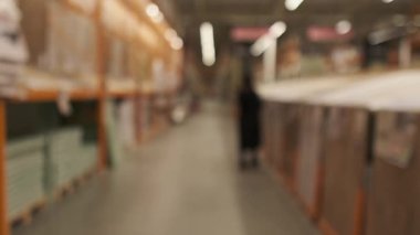 Büyük mağazada ev geliştirme projesi için malzeme seçen bağımsız kadın ev sahibi.