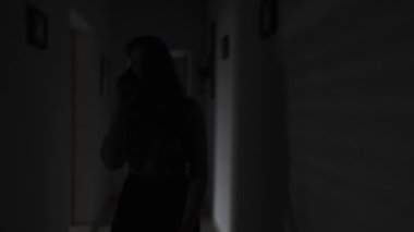 Kız arkadaşı karanlık bir koridorda gizli bir telefon görüşmesi yapıyor. Ortağının duymaması için fısıldıyor. Gizli bir ilişki..