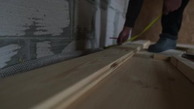 Ev yenileme, ahşap döşeme, bütçe yenileme projesinde gerçek bir DIY döşeme kurulum süreci.