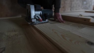 Daire testere Ev Yapımı Süreci ile Tahta Kalaslar Kesiliyor.