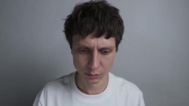 Negatif düşüncelerle ve endişelerle boğuşan adam.