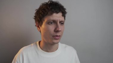 İnsan karar vermeden önce kendinden şüphe eder şirket stresi iş baskısı endişe duygusu.