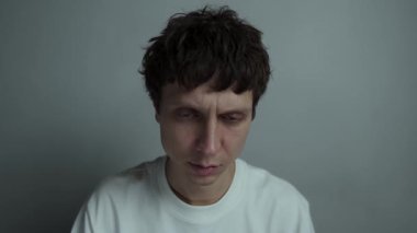 Adam aniden korku ve şaşkınlıkla yukarı bakıyor..