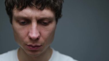 Etrafa bakıyorum paranoyayı izliyorum korkuyu takip ediyorum.