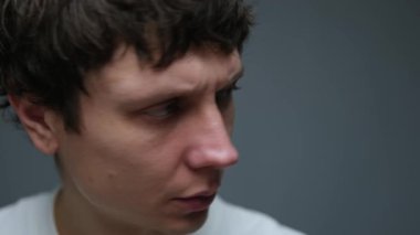 Görülmemiş bir şeyden korktuğun için kafanı çevir..