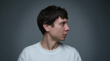 Etrafa bakıyorum paranoyayı izliyorum korkuyu takip ediyorum.