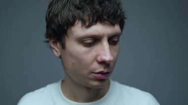 Endişeli adam endişeli bir bakışla çevreyi tarıyor..