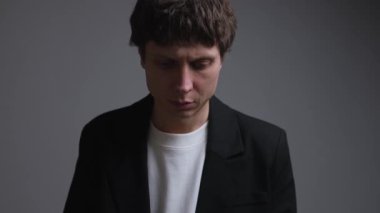 Sessiz üzüntü, duygusal acı ve hayal kırıklığıyla bakan adam, tükenmişliğin gerçekçi portresi ve iç mücadelenin.