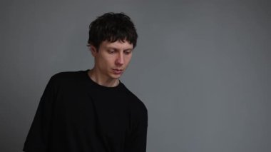 Hayalet telefon alışkanlığı dijital bağımlılık. İnsan içgüdüsel olarak telefona uzanır. Tarafsız bir arkaplanda portrede değil..