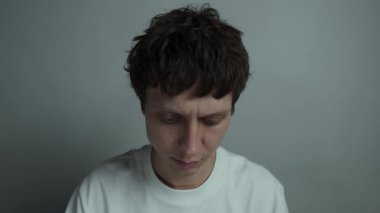 Bir şeyin yanlış olduğunu fark eden ve inançsızlıkla bakan adam..