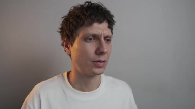 Sessiz Anksiyete Saldırısı. Sakin olmaya çalışan adam. İç Stres, Panik Mücadele.