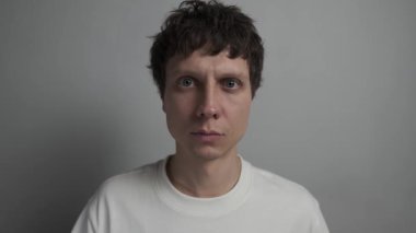 Değişimi sakin bir kafa sallamayla kabul etmek.