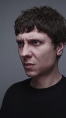 Sosyal maske ve gizli tepkiler, içsel hoşnutsuzluk gösteren bir adam, ardından kibar bir gülümseme..