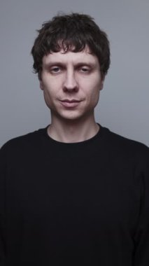 İçeride mücadele ederken iyi görünmeye çalışıyorum. Duyguları maskeleme kavramı, sosyal baskı, hayattaymış gibi davranmak.