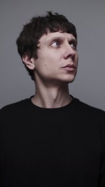 Etrafa bakıyorum paranoyayı izliyorum korkuyu takip ediyorum.