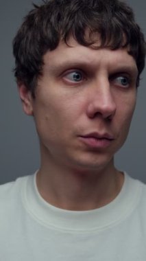 Sessiz Anksiyete Saldırısı. Sakin olmaya çalışan adam. İç Stres, Panik Mücadele.