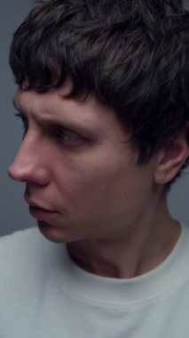 Etrafa bakıyorum paranoyayı izliyorum korkuyu takip ediyorum.