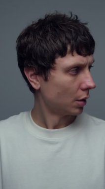 Endişeli adam endişeli bir bakışla çevreyi tarıyor..