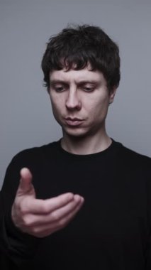 Gri arkaplan dikey portresi üzerinde tarih uygulaması ve kaydırma profil beslemesi kullanan adam