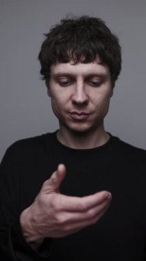 Telefon ve kaydırma kontrol adam nötr gri arka plan görevleri dikkat dağıtmak