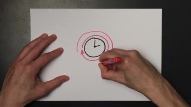 Zaman baskısı ve sonsuz döngü kavramı dairesel oklarla çizilmiş elle çizilmiş saat ile tekrarlanan stres tükenmesini sembolize eder