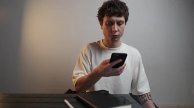 Telefon alışkanlığını bozmak. Evde Dikkatli Odaklanma ve Sakin Üretkenlik