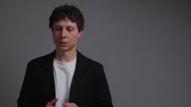 Kilit karar, önemli seçimi onaylayan adam, tarafsız arkaplanda düşünceli bir kabul..