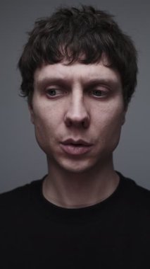 Erken anksiyete belirtileri ve hafif panik tepkisi gösteren bir adam.