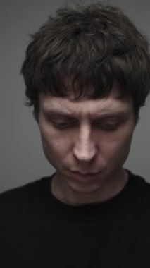 Etrafa bakıyorum paranoyayı izliyorum korkuyu takip ediyorum.