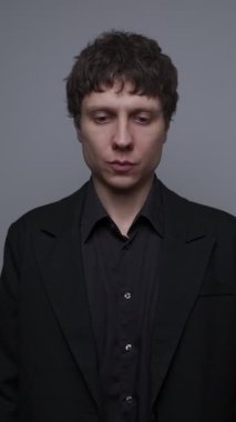 Kilit karar, önemli seçimi onaylayan adam, tarafsız arkaplanda düşünceli bir kabul..