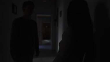 Sevgilisiyle karanlık bir koridorda tartışıyor, gözdağı veriyor ve duygusal baskı yapıyor..