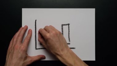 Gelişim geliştirme stratejisini ve minimalist bilgi tarzında pozitif iş dinamiklerini sembolize eden yukarı doğru ok ile el çizimi grafiği olarak gösterilen büyümeye odaklanın.