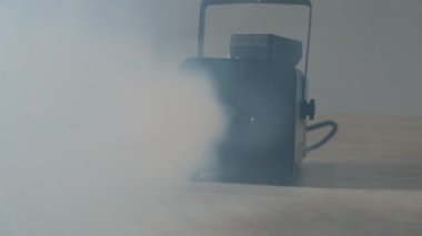 Duman makinesi içeri sis salıyor..