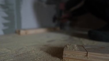 Gerçek ev inşaatı sırasında tahta döşeme tahtasına çekiç ve uzay aracı kullanarak dokunmak. Doğal araç ve malzemeler ile otantik DIY inşa süreci.