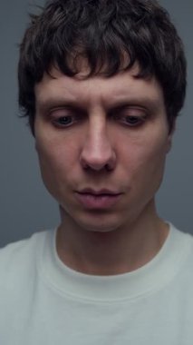 Görülmemiş bir şeyden korktuğun için kafanı çevir..