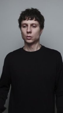 Hayalet telefon alışkanlığı dijital bağımlılık. İnsan içgüdüsel olarak telefona uzanır. Tarafsız bir arkaplanda portrede değil..