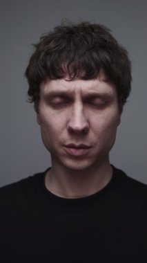 İçeride mücadele ederken iyi görünmeye çalışıyorum. Duyguları maskeleme kavramı, sosyal baskı, hayattaymış gibi davranmak.