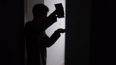 Para sıkıntısı anı, kapıda cüzdandan bozuk para sayan adam, son parayı kontrol eden ve finansal gerçeklerle yüzleşen adam, günlük hayatta kişisel finans stresi.