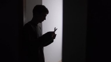 Finansal baskı ve kaçınma, adam para sayıyor sonra odaya çekiliyor ve kapıyı kapatıyor, para sıkıntısı sonrası tecrit, gerçek hayatta kişisel finans stresi.