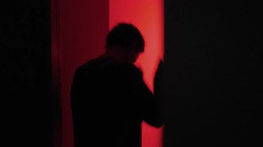 Genç bir adamın evde saldırgan bir şekilde el kol hareketi yapması, kimlik, beklentiler ve iç çatışmalarla mücadele etmesi gibi erkek rol krizi ve duygusal baskı..