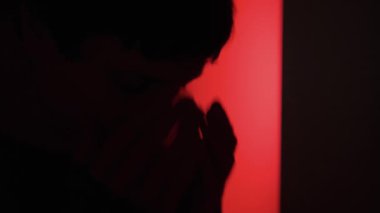 Duygusal aşırı yüklenme ve kapanış. Bir erkek elleriyle yüzünü kapatırken, iç çöküş anını, anksiyeteyi, zihinsel sağlık krizini ve bastırılmış duygularını kapatırken..